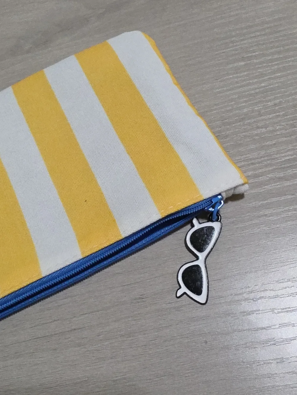Ipsy Beach Striped Sunglasses Pull Cosmetic Makeup Glam Bag Accessories Pouch